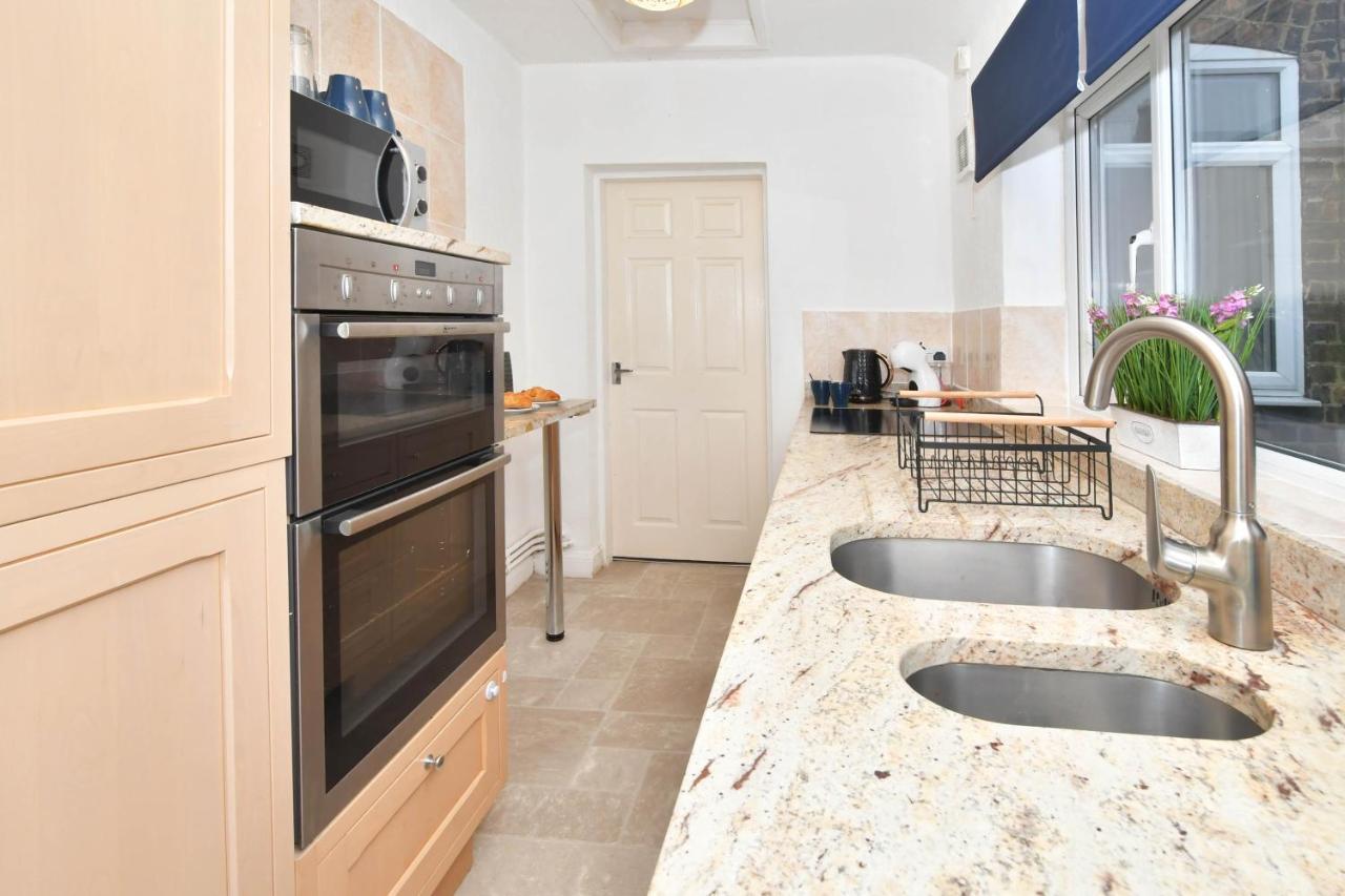 The Yellow Door By Avenew Management Serviced Accommodation Stoke-on-Trent Eksteriør billede