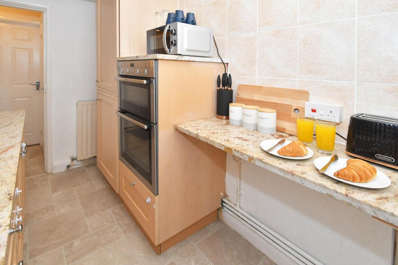 The Yellow Door By Avenew Management Serviced Accommodation Stoke-on-Trent Eksteriør billede
